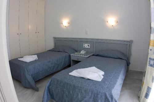 Twee aparte bedden in kamer van appartementen Furtura vakantie Kreta