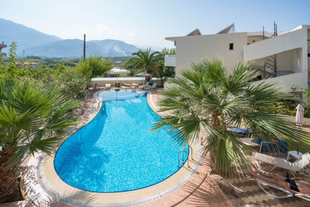 Buitenzwembad van Aparthotel Apollo in Kreta