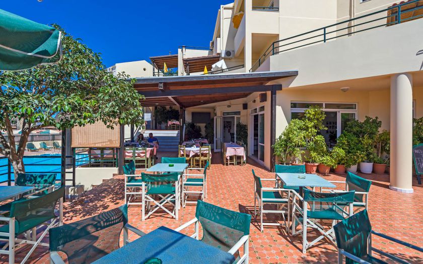 Het terras van Apparthotel Theos Village Kreta