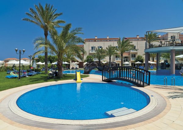 Zwembad van Aparthotel Selini Suites Kreta