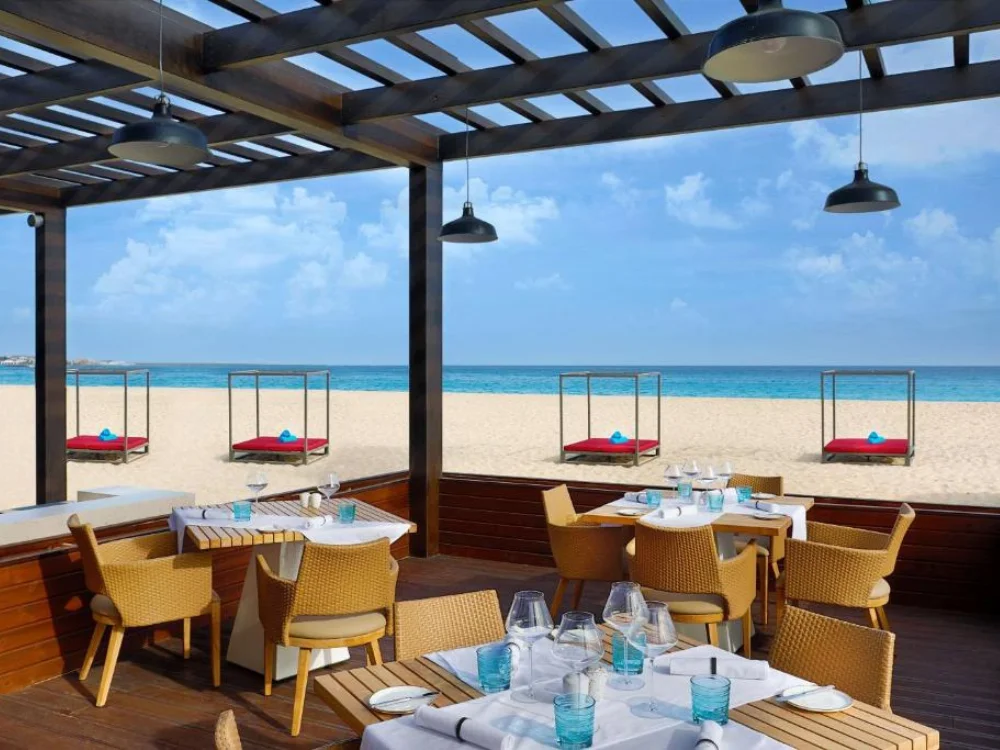 Hilton Cabo Verde Sal Resort - Terras met uitzicht op het strand