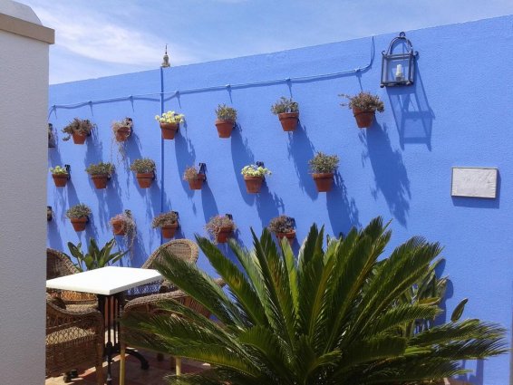 Blauwe muur op het dakterras van Hotel Murillo in Sevilla