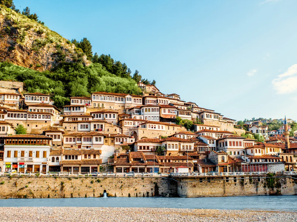 Huizen langs de kust Albanië