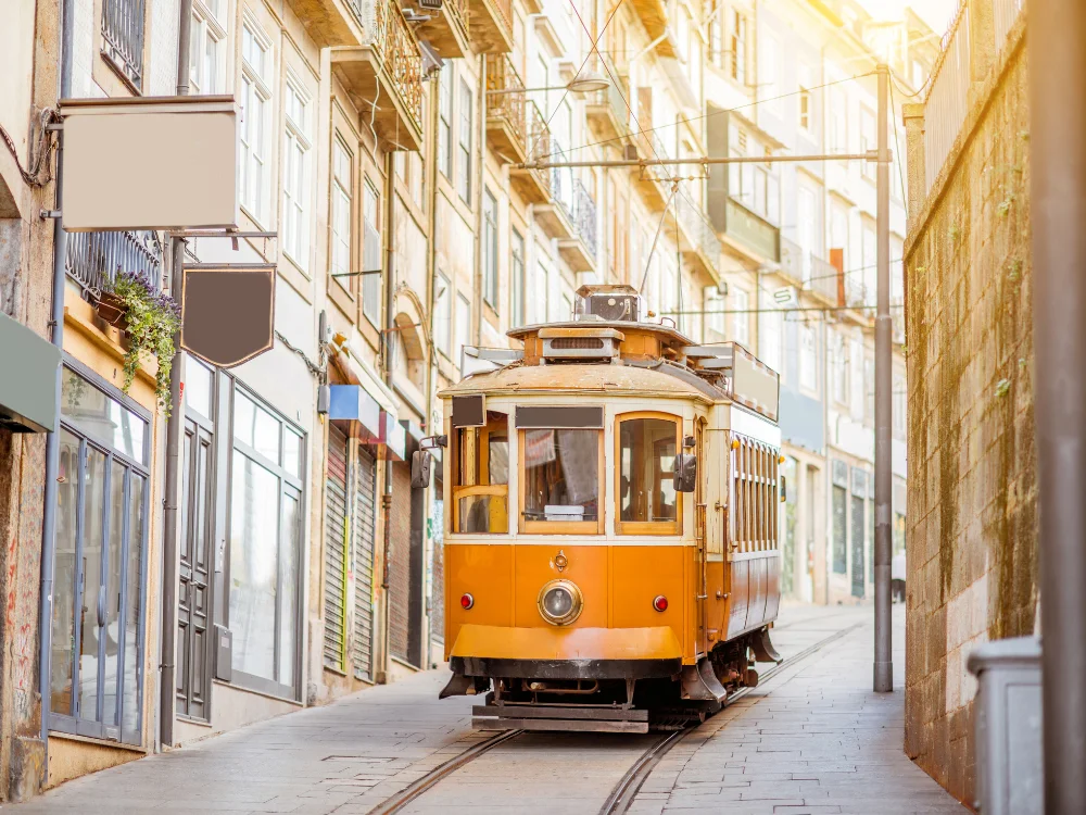 Tram in smalle straat Portugal