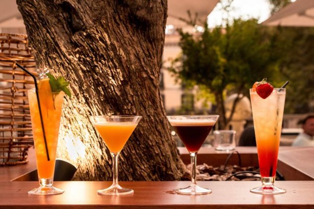 Cocktails aan de bar van Hotel Oasis in Barcelona