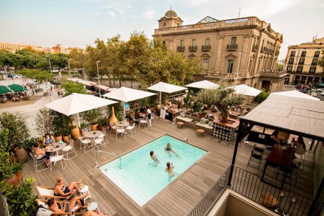 Terras en zwembad van Hotel Oasis in Barcelona