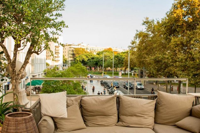 Zitgedeelte op het terras van Hotel Oasis in Barcelona