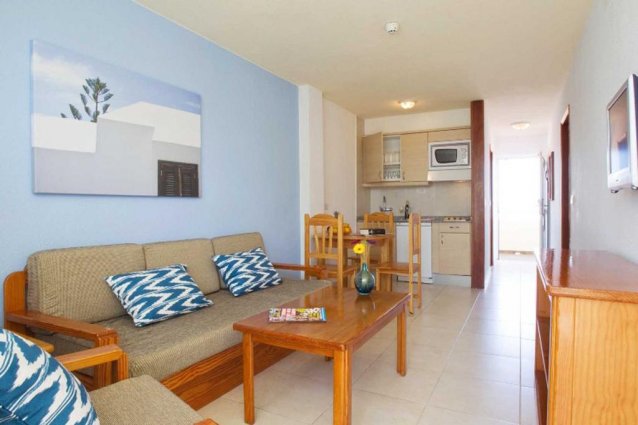 Woonkamer en keuken van een appartement van Appartementen Playa del Sol op Gran Canaria