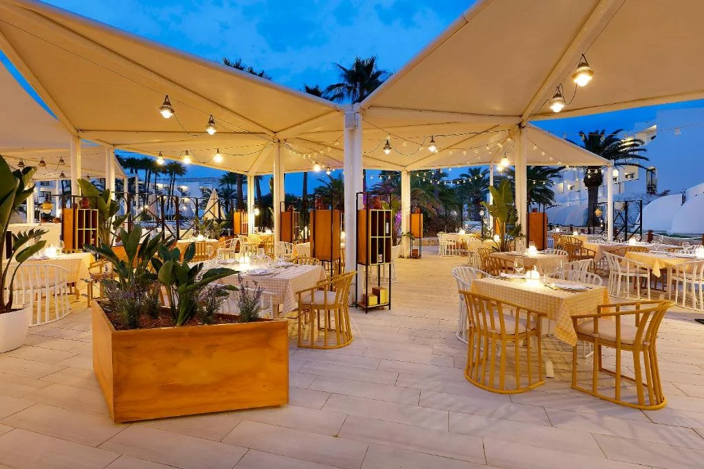 Terras van Grand Palladium Palace Select Ibiza