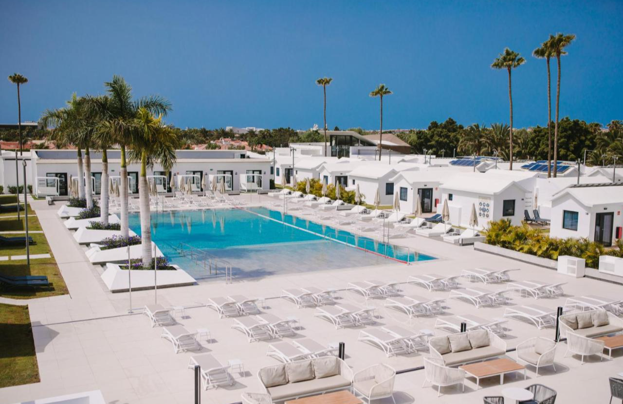 Zonneterras en zwembad van Club Maspalomas Suites & Spa op Gran Canaria