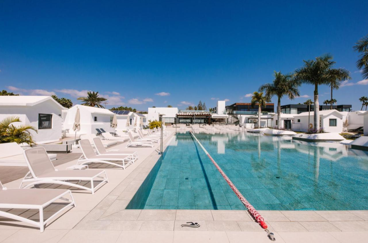 Zwembad en ligbedden van Club Maspalomas Suites & Spa Gran Canaria