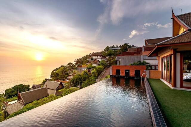 Zonsondergang bij Ayara Kamala Resort & Spa