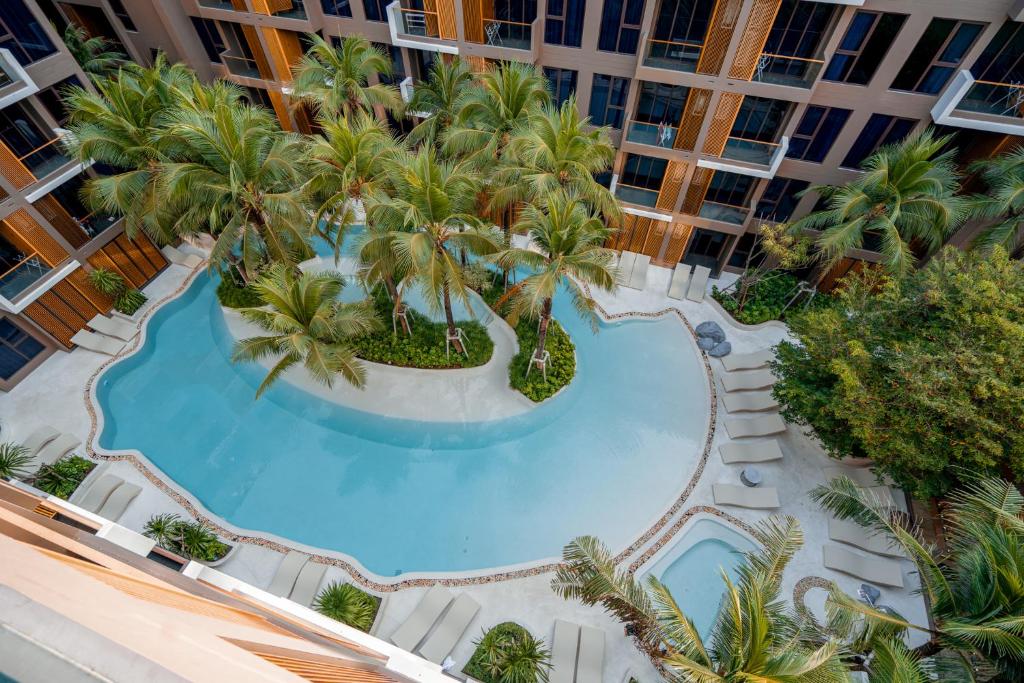 2 zwembaden bij The Marin Phuket Kamala Beach