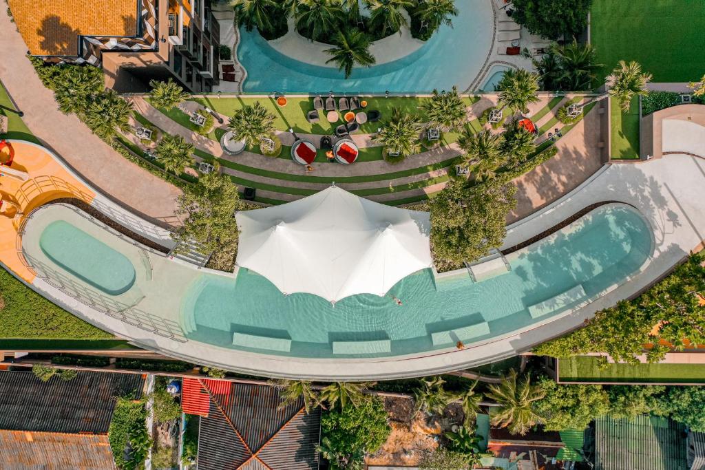 2 zwembaden bij The Marin Phuket Kamala Beach