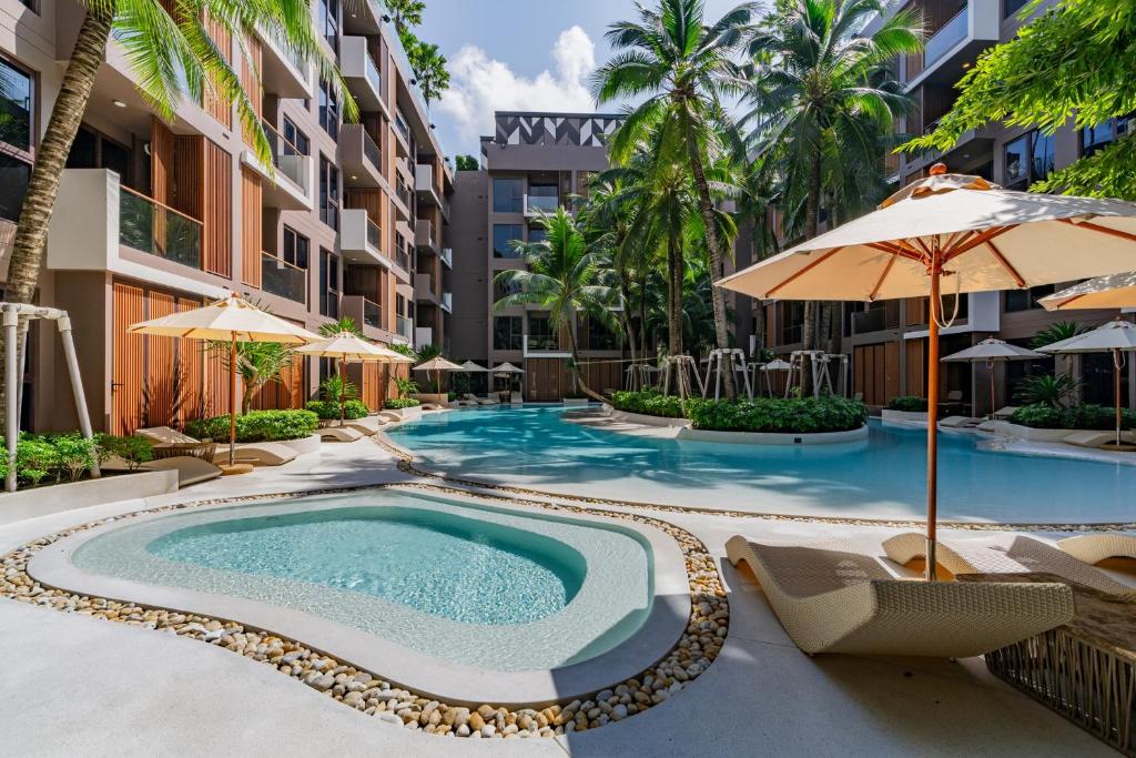 2 zwembaden bij The Marin Phuket Kamala Beach