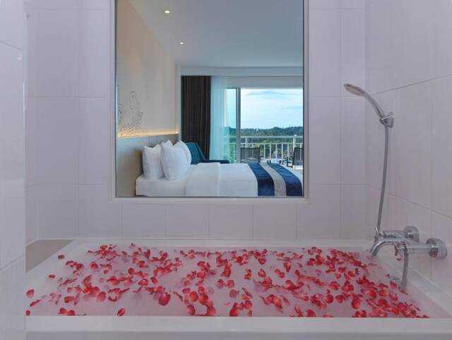 Roomservice bij Chanalai Flora Resort