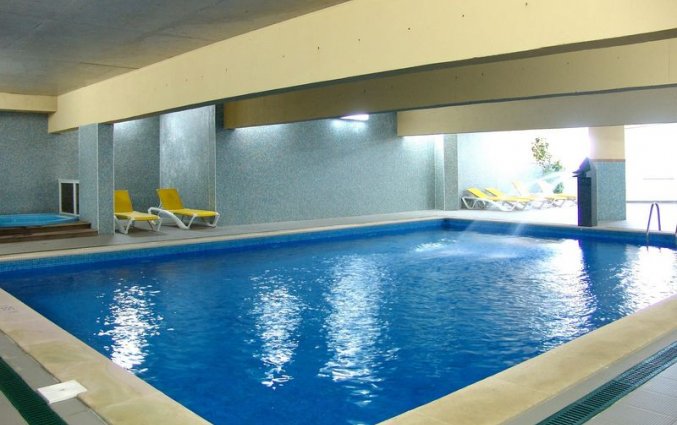 Binnenzwembad van Hotel & Spa Maritur in de Algarve