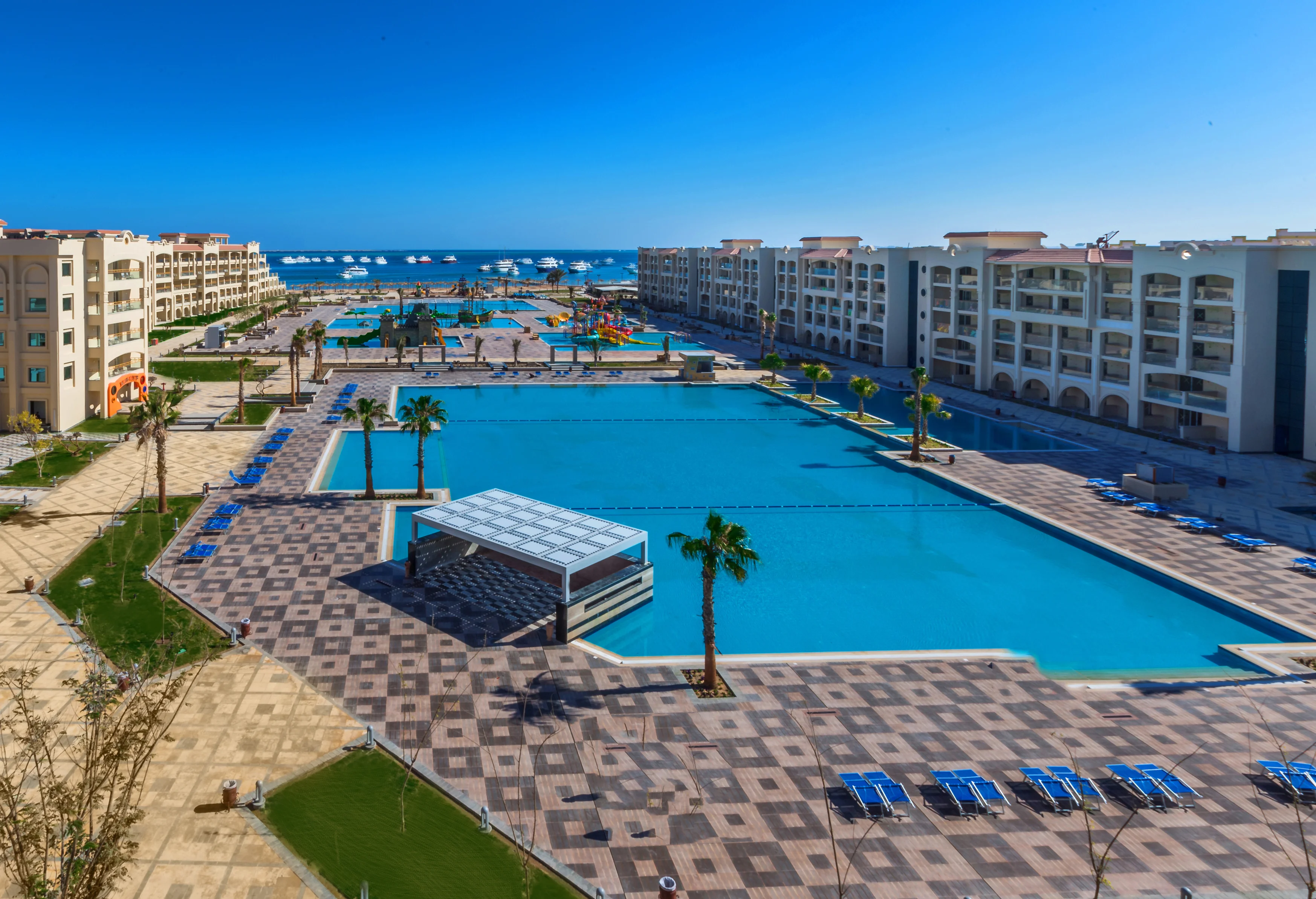 Pickalbratros White Beach Resort Overview en zwembad