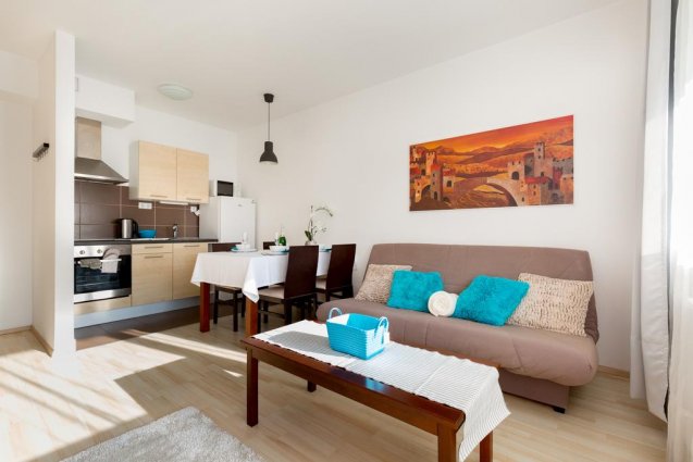Keuken en woonkamer van een appartement van Sun Resort in Budapest