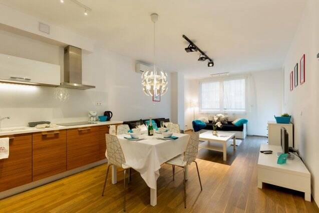 Keuken en woonkamer van een appartement van Sun Resort in Budapest