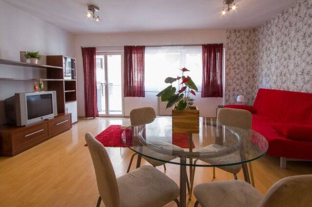 Woonkamer en eethoek van een appartement van Opera Residence in Budapest