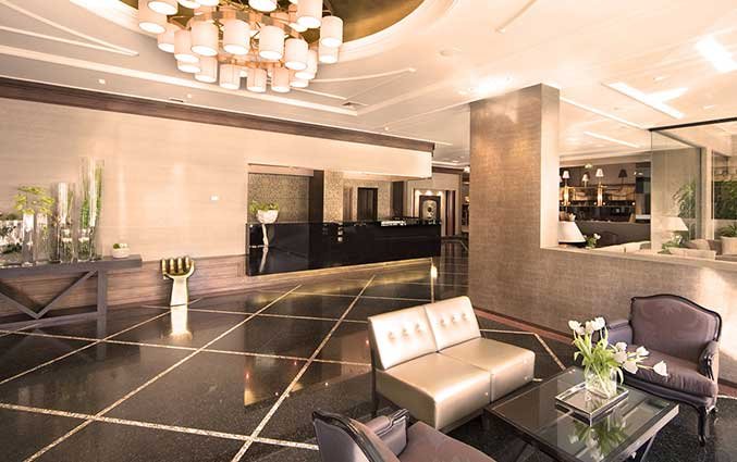 Receptie en zithoek van Hotel Real Parque in Lissabon