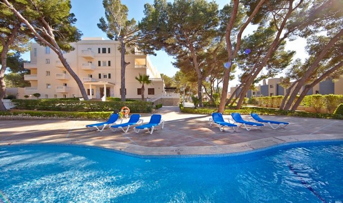 Buitenzwembad en zonneterras van Hotel Club Palma Bay op Mallorca