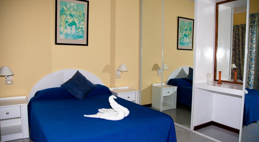 Een bed van een appartement van Appartementen Vigilia Park Tenerife