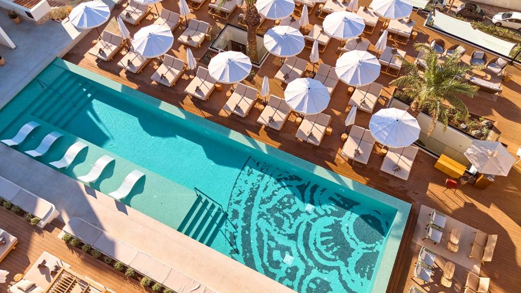 Purobeach Resort Santa Ponsa - zwembad met ligbedden