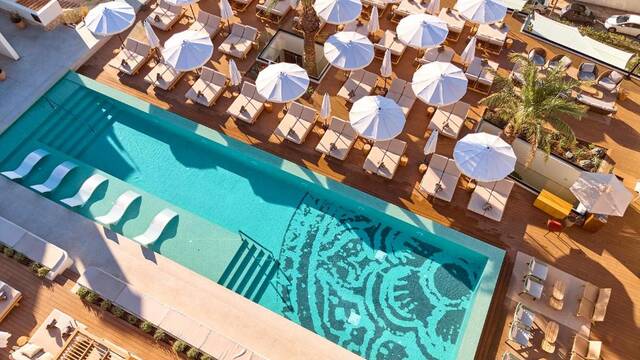 Purobeach Resort Santa Ponsa - zwembad met ligbedden