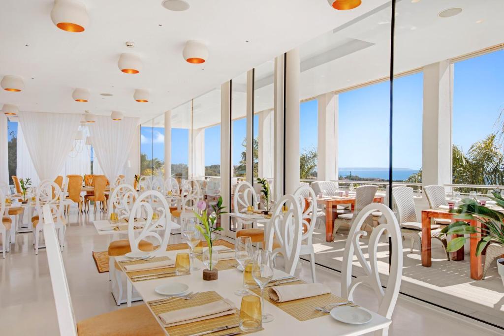 Portals Hills Boutique Hotel - restaurant met zeezicht