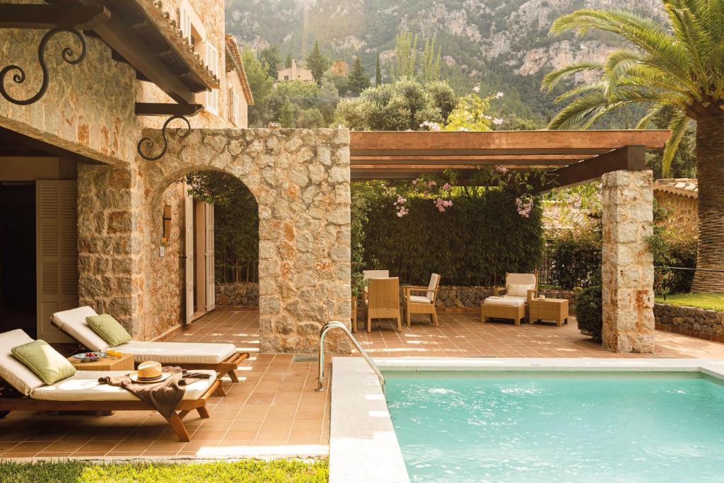 La Residencia, A Belmond Hotel - booggang naar de tuin