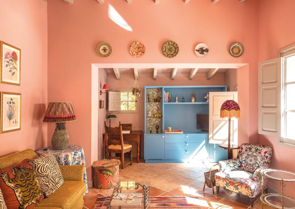 La Residencia, A Belmond Hotel - zithoek met kunst