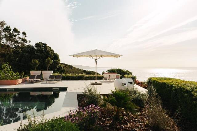 Casa Pôr do Sal - zwembad en terras bij zonsondergang