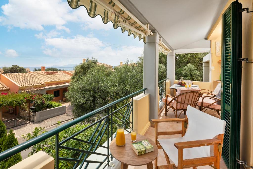 Barbati Bay Elegant Beach - balkon met zithoek
