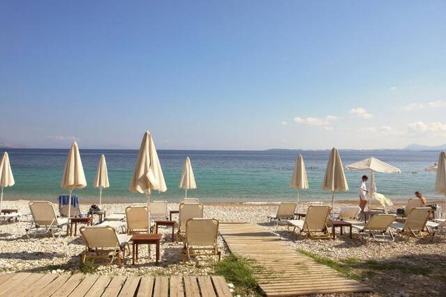 Barbati Bay Elegant Beach - strand met ligbedden