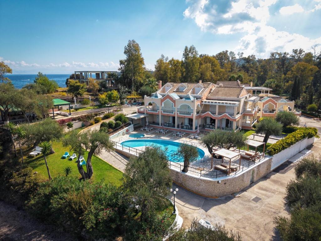Saint Nicholas Beach Resort - luchtfoto van het complex met zwembad