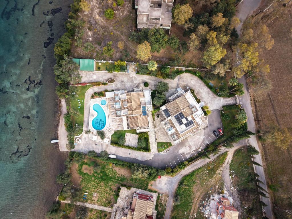 Saint Nicholas Beach Resort - luchtfoto van zwembad en kust