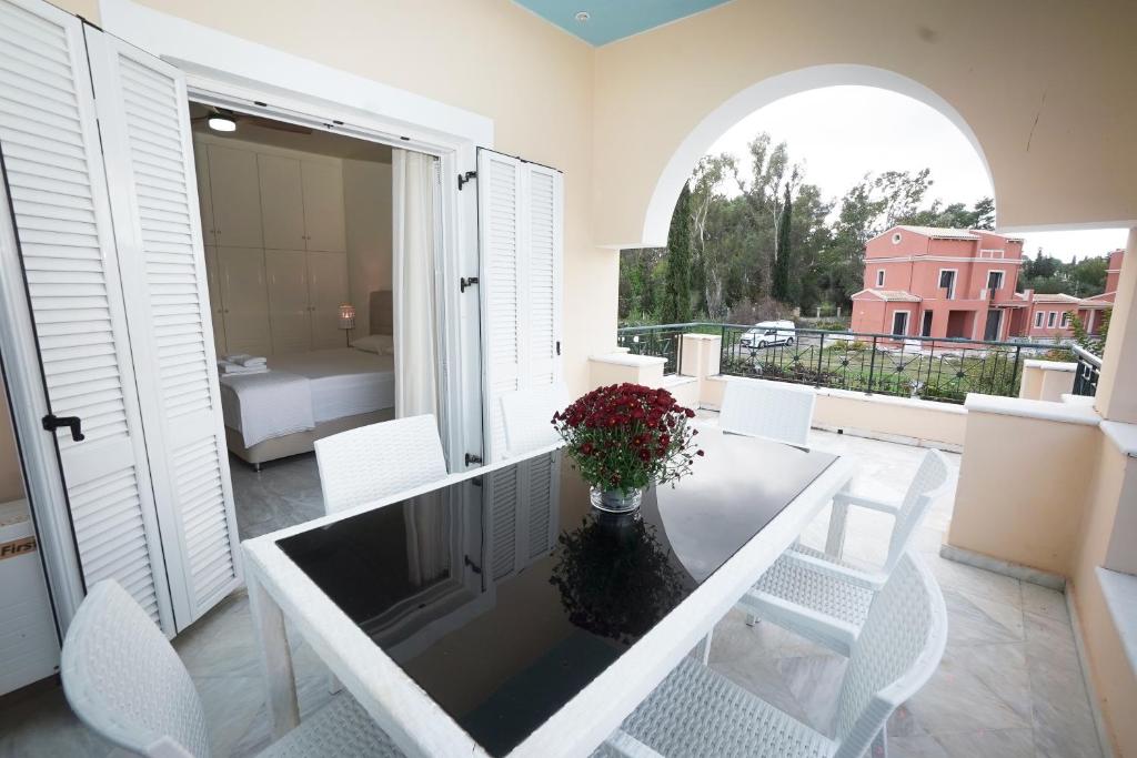 Saint Nicholas Beach Resort - veranda met eettafel