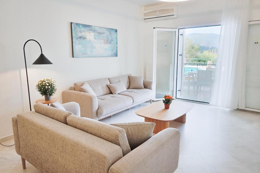 Saint Nicholas Beach Resort - woonkamer met balkon