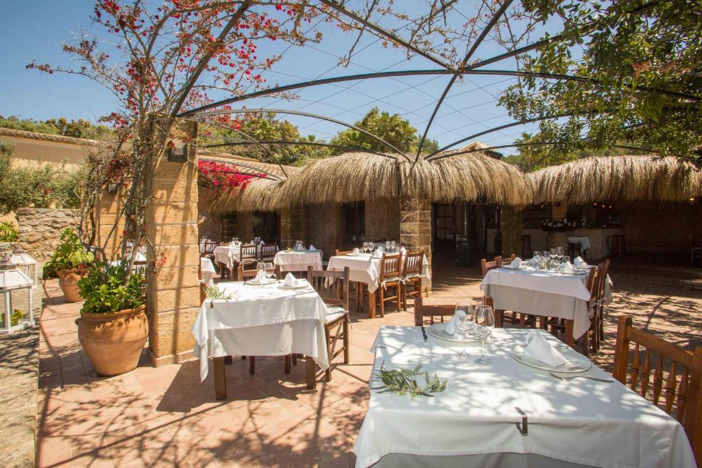 Hotel Rural Son Terrassa - gedekte tafels op het terras
