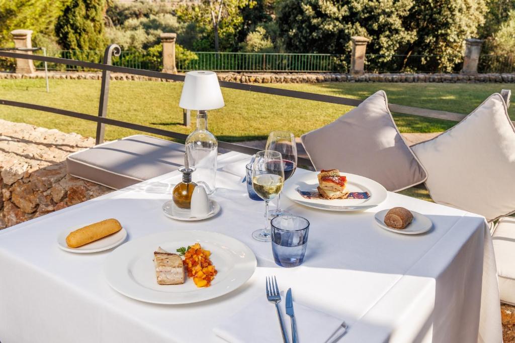 Hotel Llenaire - gedekte tafel op het terras