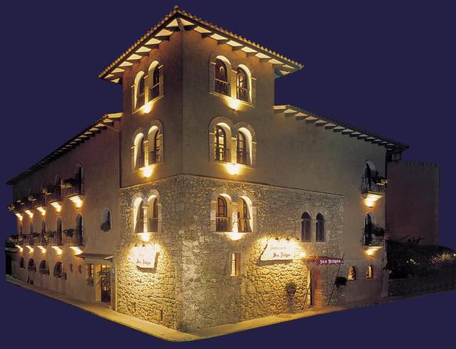 Petit Hotel Ses Rotges - verlicht herenhuis bij avond