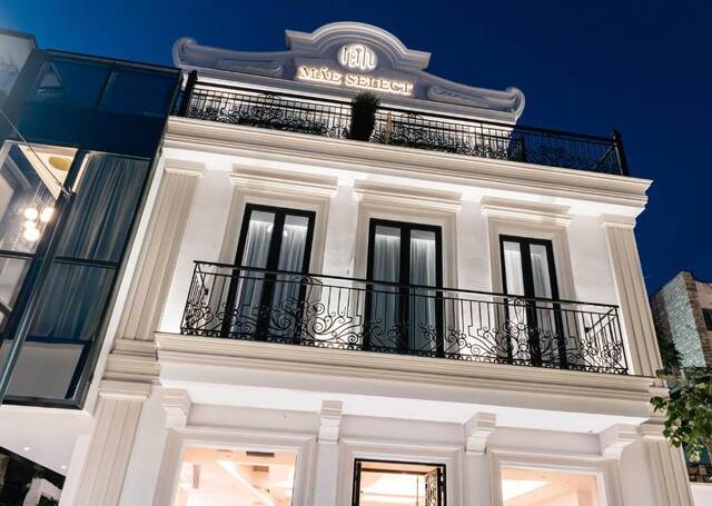 Mae Select Hotel - gevel bij avond