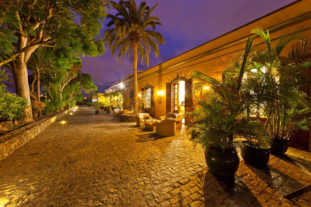 La Hacienda del Buen Suceso - entree met tuinpad