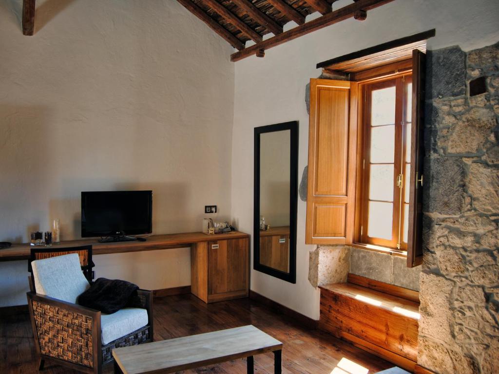 Hotel Rural El Mondalon - kamer met zithoek