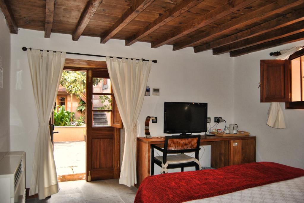 Hotel Rural El Mondalon - slaapkamer met bureau