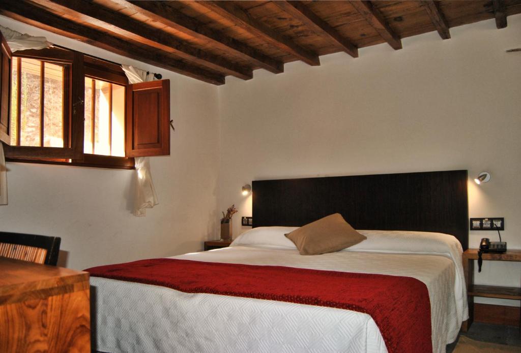 Hotel Rural El Mondalon - slaapkamer