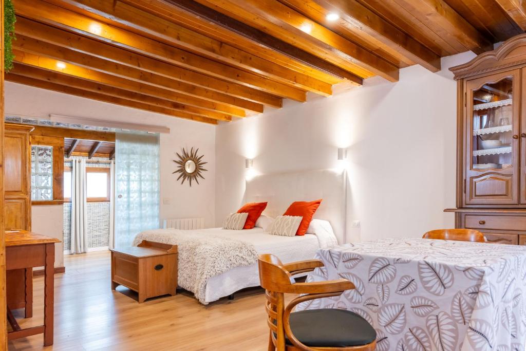 Hotel Rural El Refugio - kamer met houten plafond