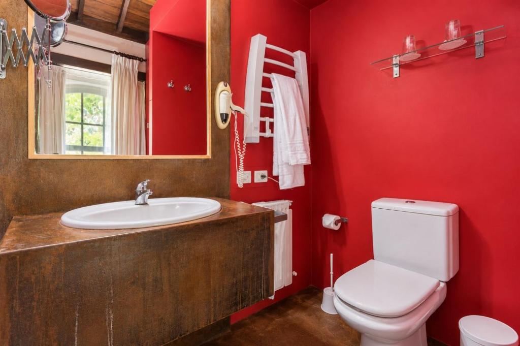 Hotel Rural Las Calas - badkamer met rode wand